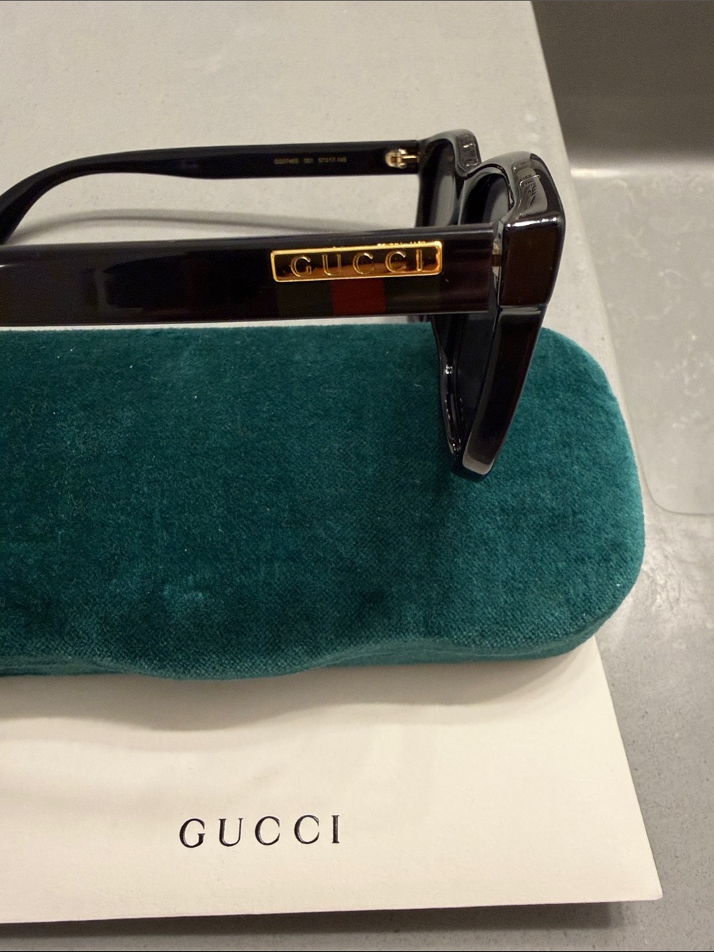 Authentic Men’s Gucci Black Frame Sunglasses With Signature Green & Red stripe - Picture 3 of 7